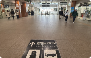 松本駅改札口を出て左側、東口に降ります。