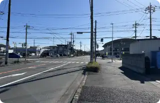ローソンさんが左手に見えたら、横断歩道を渡り、右に曲がる。
