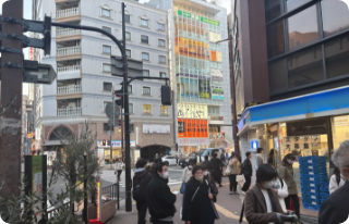 大阪メトロ御堂筋線 江坂駅 8番出口を出て角のローソンを右折します。