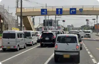 しばらく直進すると、左側にジョイフルが見えてきますので、その南佐賀の交差点を右折し国道208号線をそのまま直進します。