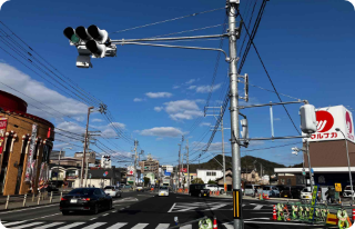 右手にマルナカ志度店さんがある交差点（天野峠西）を左折します。
