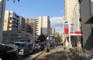 ガソリンスタンド横のマンション1階が渡辺通店です。