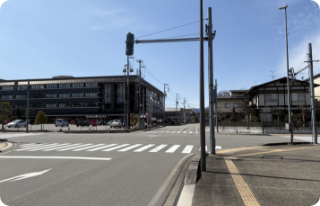 最初の信号を右折し右側にマクドナルドがありそのままひたすら真っ直ぐ進み