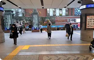 横浜駅東口を出てPORTAに向かって右側の通路を進み地上へ。<br />
　(正面階段は下らない)<br />
　地上に出たら郵便局の方へ歩く。