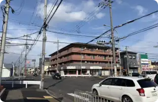 左折後1つ目の信号（ファミリーマートが目印）直進します。