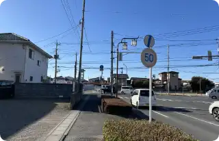 突き当りＴ字路を左に曲がる。