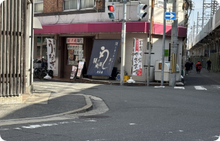 交差点に出ると左方向に鰻の成瀬門真店がございます。