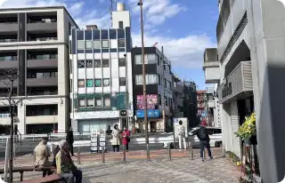 反町駅の改札を出て直進し大きな通りに出ます。