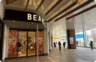 まっすぐ進むと左側にBEMSがあるので、そこを曲がります。<br />
(中央階段は降りずに手前で左に曲がります。)