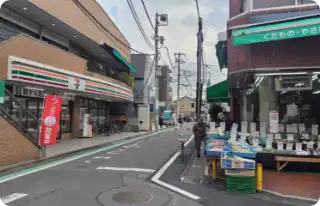 八百屋さんとセブンイレブンの間の道を真っ直ぐ進みます。