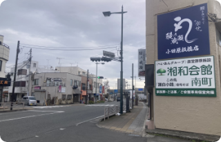 正面に国道1号線が見えます。