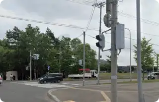 厚別南エリアへ<br />
橋を渡った後右へ曲がり、そのままさらにしばらく直進<br />
(厚別南の住宅街・商業エリアを直進します。)