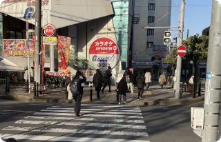 行徳駅前交番の向かい側の信号(カラオケJOYSOUND)がある方向に渡る。