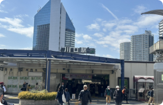 川口駅東口に出る。