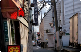 直進した先のT字路、左手にお店があります。