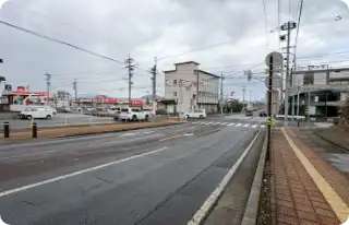 3つ目の信号（左手にガソリンスタンド）を右折。