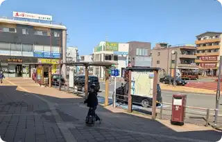 ＪＲ相模線寒川駅北口を出てローターリーを左に進みます。