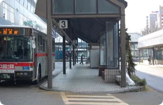 大手口を出ると駅前バスターミナルがあります。バスターミナル2番線に行き、越後交通バス「越後線」 に乗車します。