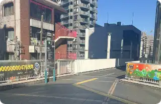 ミウィ橋本横のペデストリアンデッキを直進します。