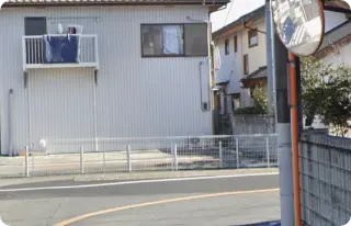 突き当たり右カーブをそのまま進みます。