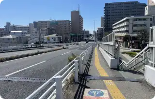 そのまま、まっすぐ進んでください。