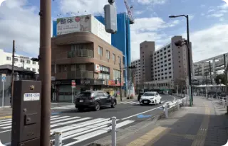 右にまっすぐ進み横断歩道を渡ります。