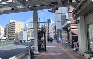 通りに突き当たったら右に道なりに進みます。