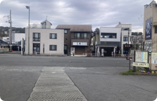 右手の建物に『鰻の成瀬小田原板橋店』の大きな紺色の看板がありますのでそちらを右折します。