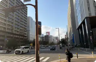 最初の交差点渡辺通北を東（春吉方面）に約300m。