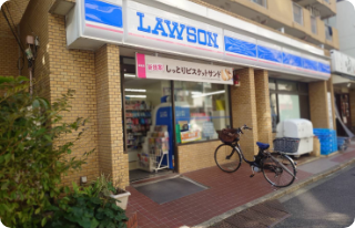 その先のブロックにローソンが見えます。