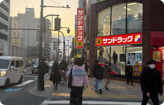 サンドラッグを右手に、直進します。