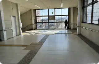 突き当たり右の階段を下りる。