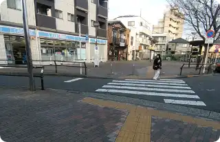横断歩道を渡り、まっすぐ進みます。