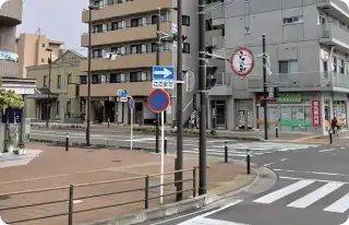 寒川駅北口の交差点を渡らずに左折します。