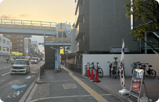 歩道橋が見えたら少し手前、右手に鰻の成瀬 江坂店があります。