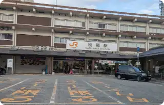 南出口から南方面へ直進します。