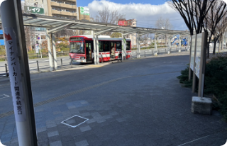 階段を降りたら右に曲がりロータリーを迂回してください。