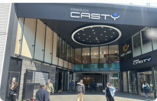 キャスティービルのエスカレーターを下る。