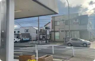 その先に横断歩道とその先にある銀行が見えます。