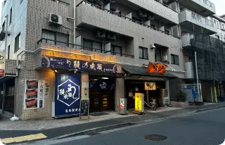 まっすぐ進み右手に見える大きな駐車場を過ぎると、路地の角に鰻の成瀬葛西駅前店がございます。