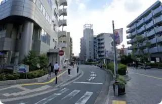 3つ目の通りの洋菓子屋を右に曲がります。4) 右側に見えてくるのが当店です。