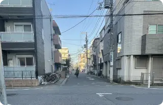 右手に南根公園が見えるので、そのまま直進し、１つ目の十字路もそのまま進む。