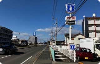 ひたすら直進（約0.5キロ）し、右手側にあるローソン志度堂林店さんを越えます。