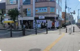 正面に当店がございます。