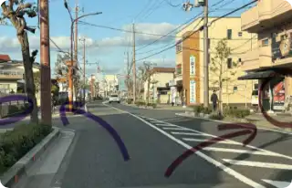 交差点から100m先、右手には鰻の成瀬守山店。交差点から150m先、左手には駐車場がございます。