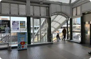 JR鹿島田駅改札を出て、右側の階段を下ります。