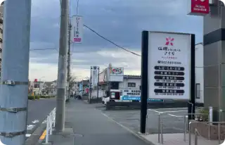 信号を渡ったら左に曲がります。