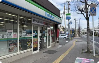 さらに右にまっすぐ進むとファミリーマートがあります。