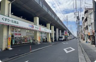 線路沿いを真っ直ぐ進んでください。(左側にドラッグストアセイムスが見えます。)