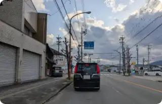 駅から4つ目の信号（ファミリーマートが目印）を左折します。